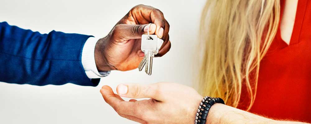 Mandat avec un agent immobilier : peut-on vendre un logement à un ami ?